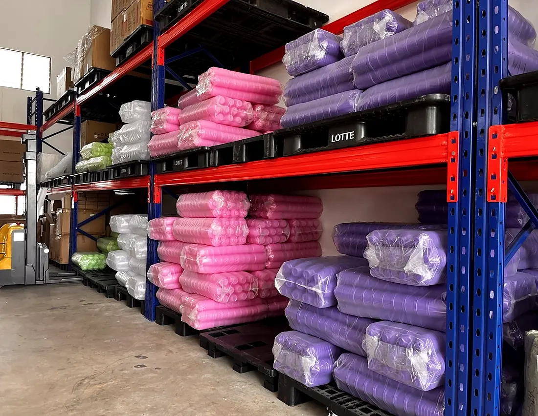 Gudang Maryam Store di Batu Berendam, Melaka — rak stok botol shaker dengan forklift